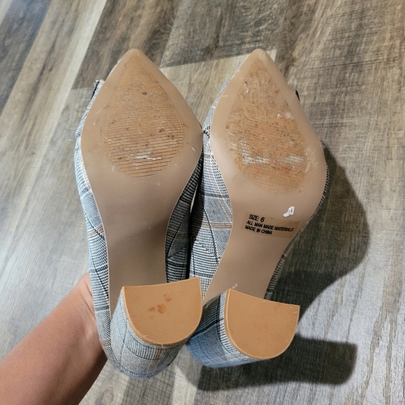 Charlotte Russe Plaid Women's Heels with Gold Accent - Picture 7 of 7